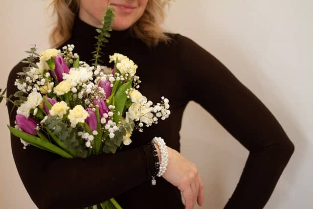 arreglo floral con tulipanes