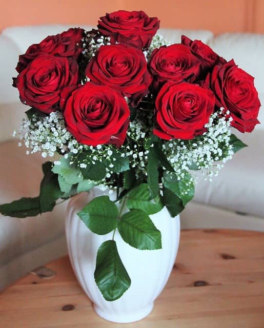 florero con ramo de rosas rojas