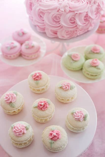 mesa dulce con detalles florales